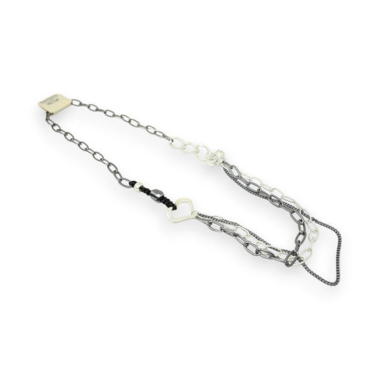 Lange Halskette mit zweifarbiger Kette, Herz-Anhänger und verschiedenen Kettengliedern in Silber und Anthrazit