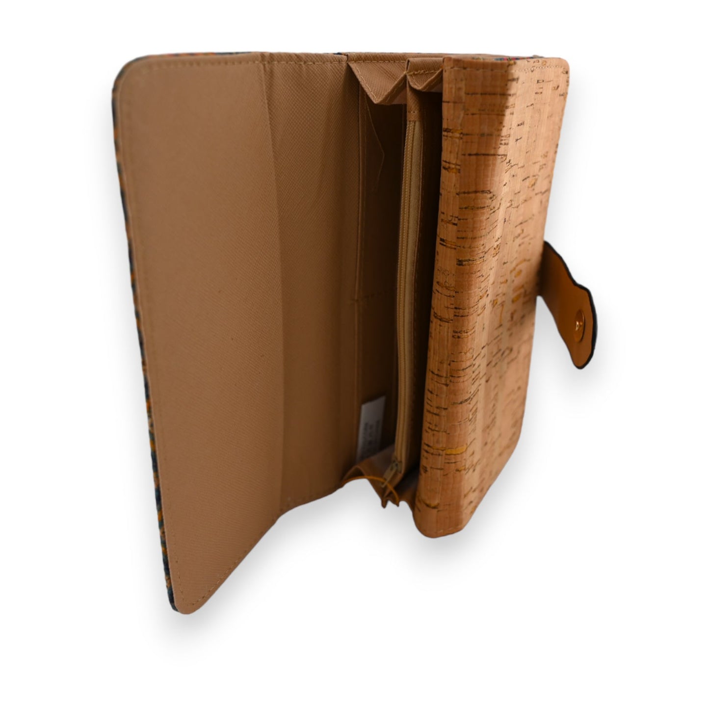 Offene Ledergeldbörse mit Korkoberfläche, mehreren Fächern und Reißverschluss, elegant und funktional gestaltet