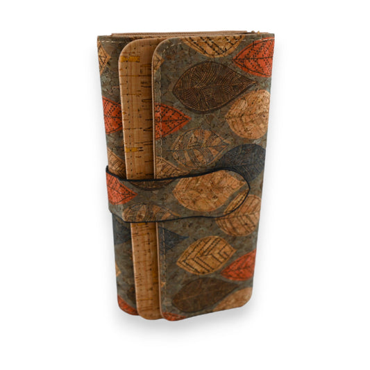 Handgefertigte Ledergeldbörse mit Herbstblätter-Muster in Braun- und Orangetönen, verschließbar mit Lederband