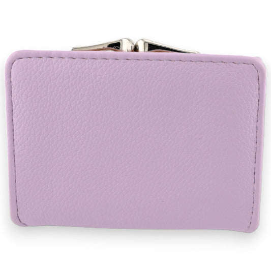 Kleine lila Kompaktbrieftasche aus Leder mit silbernem Verschluss, weiche Textur, elegantes Design