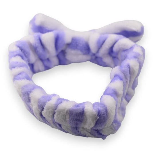 Gestreiftes Stirnband in Lila und Weiß, flauschig und weich, für Haarpflege und Make-up, auf weißem Hintergrund