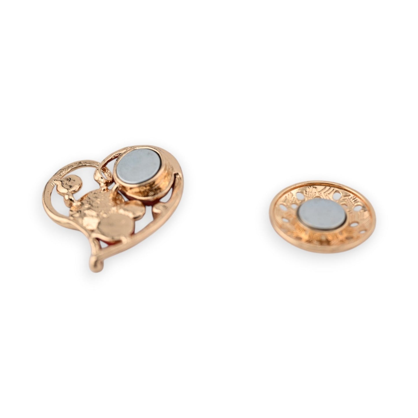 Goldene magnetische Brosche mit Herzform, Engel und Blumenmuster, neben rundem Magnetverschluss mit Blumendesign