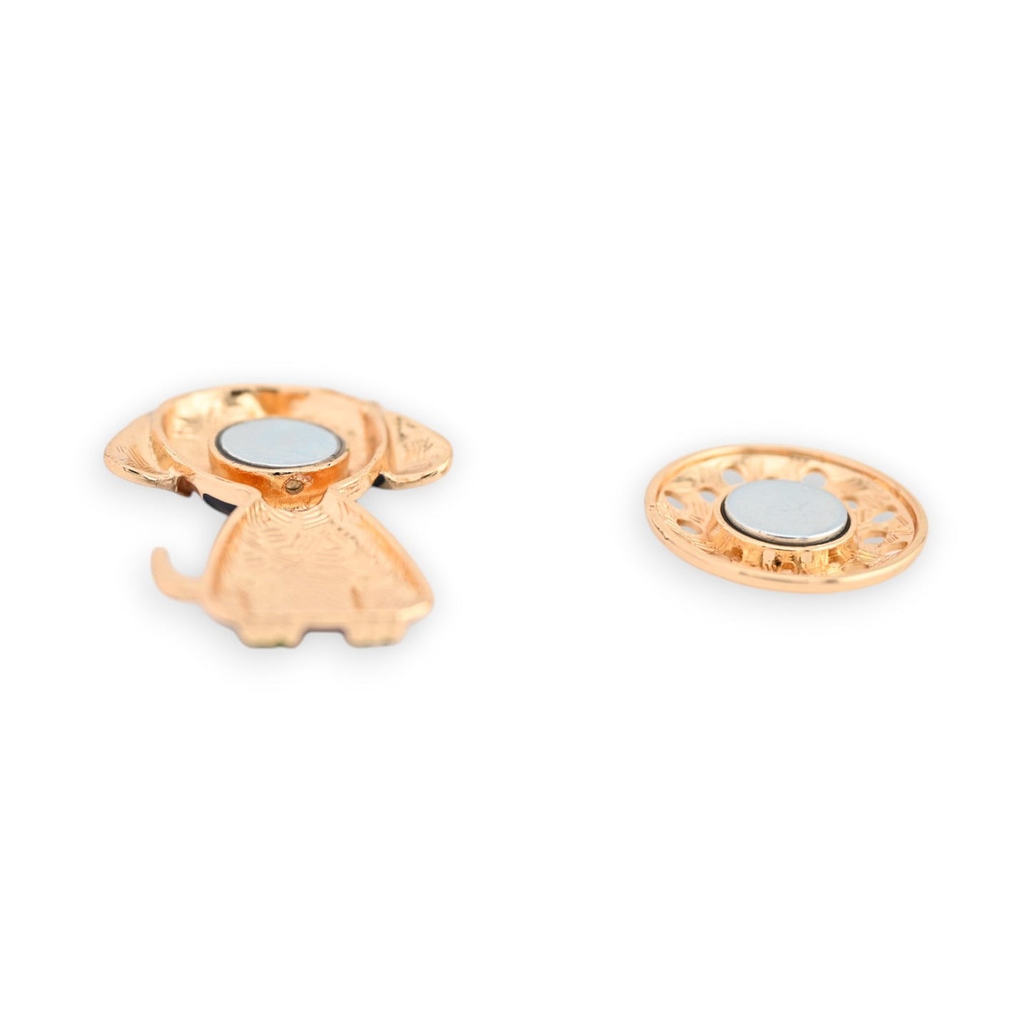 Goldene magnetische Hundebrosche mit Fliege und separater runder Magnetscheibe, dekoratives Accessoire für Kleidung