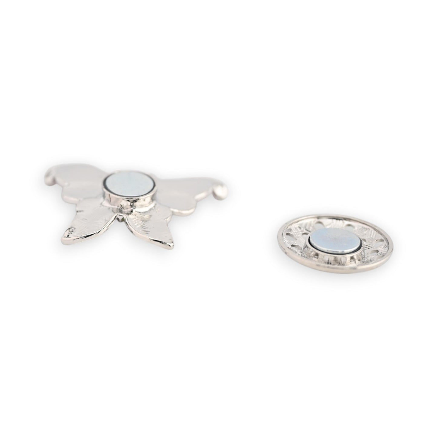 Magnetische Brosche in Schmetterlingsform, silbern mit hellblauem Akzent, und runde Magnetscheibe