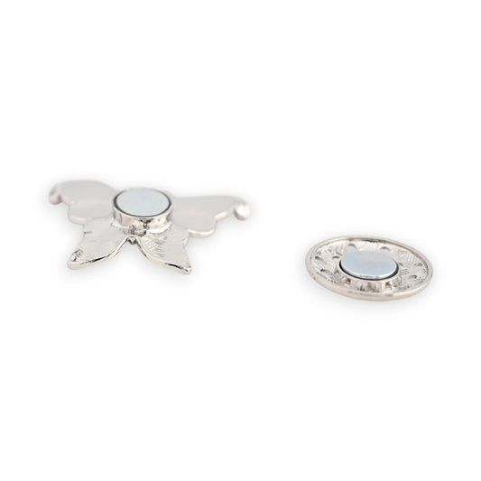 Magnetische Brosche in Schmetterlingsform, silbern mit hellblauem Akzent, und runde Magnetscheibe