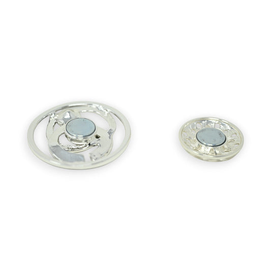 Magnetische Brosche mit Spiraldesign in Silber, bestehend aus zwei Teilen: eine runde Spirale und ein kleinerer runder Magnet