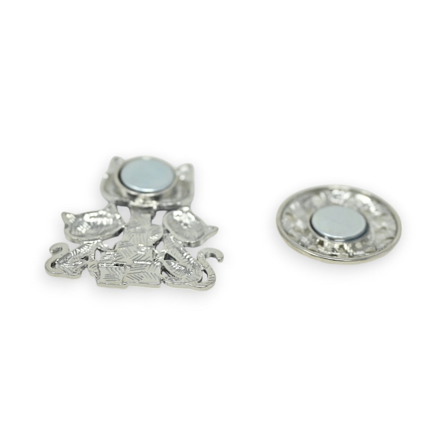 Silberne magnetische Katzen-Familienbrosche mit blauem Akzent, bestehend aus dekorativen Katzenformen und runden Magneten