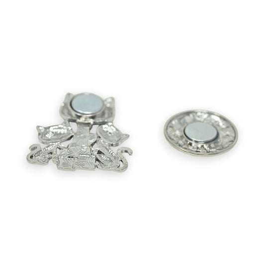 Silberne magnetische Katzen-Familienbrosche mit blauem Akzent, bestehend aus dekorativen Katzenformen und runden Magneten