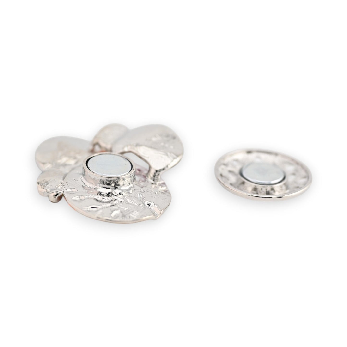 Silberne magnetische Phantasiebrosche mit Lebensbaumdesign und mehrfarbigen Elementen auf weißem Hintergrund