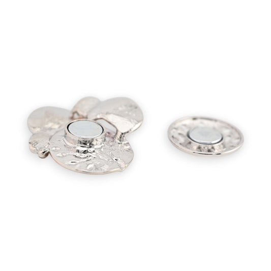 Silberne magnetische Phantasiebrosche mit Lebensbaumdesign und mehrfarbigen Elementen auf weißem Hintergrund