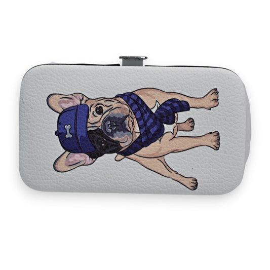 Maniküreset-Etui mit niedlichem Mops-Motiv, Hund trägt blaue Mütze und Schal, auf hellgrauem Leder
