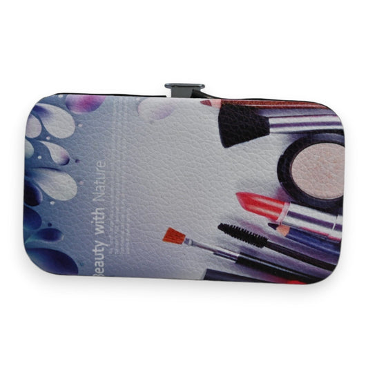 Maniküre-Set-Etui mit Kosmetik-Motiv: Lippenstift, Mascara, Puderdose und Pinsel auf hellblauem Hintergrund
