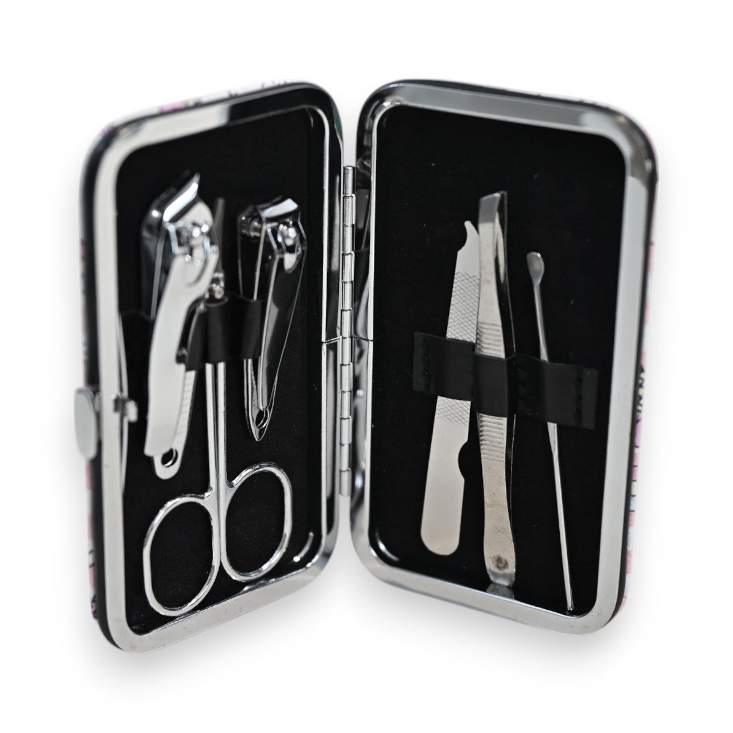 Offenes Maniküre-Set mit Nagelschere, Nagelknipser, Pinzette und anderen Pflegeinstrumenten in einem metallischen Etui