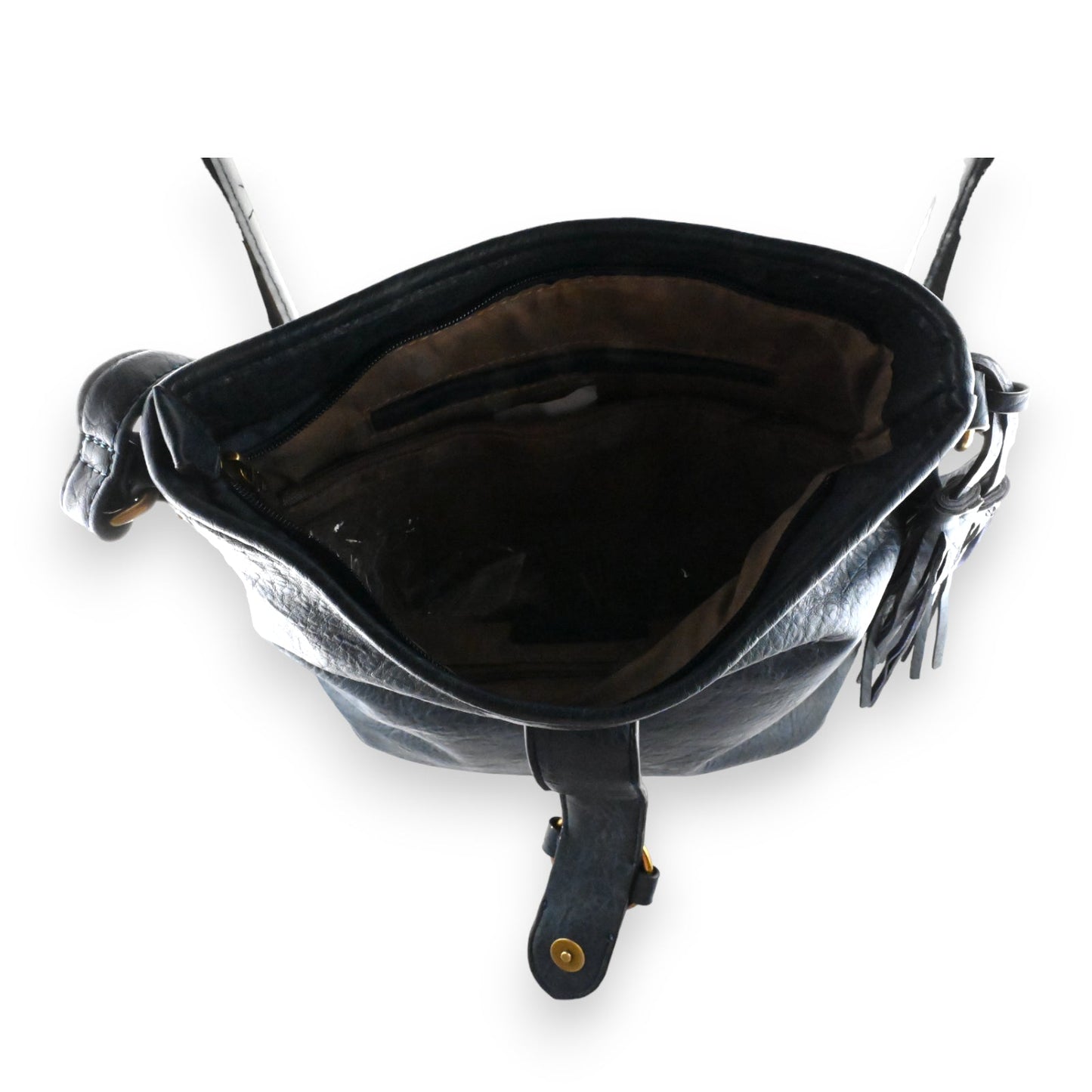 Geöffnete schwarze Ledertasche mit Schulterriemen, braunem Innenfutter und Reißverschluss, von oben fotografiert