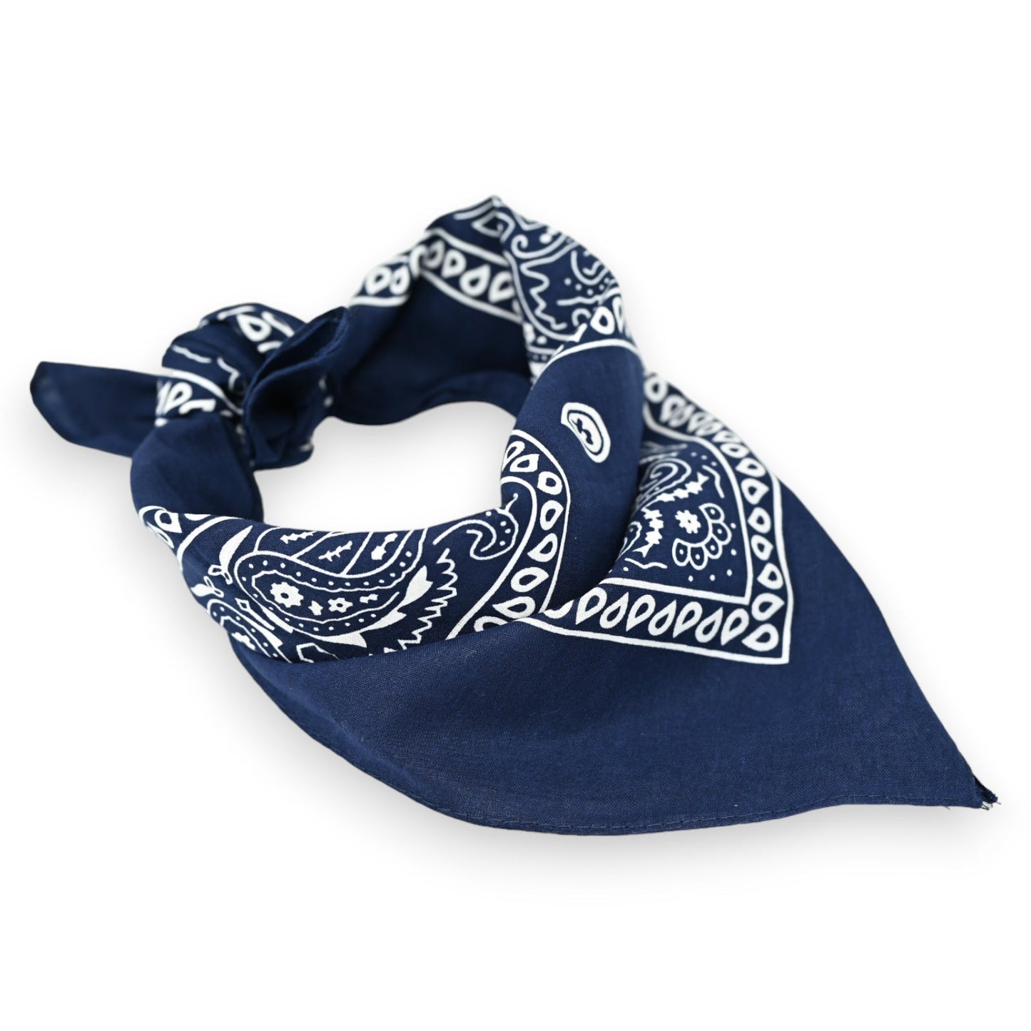 Marineblaues Bandana mit weißem Paisleymuster, quadratisch gefaltet, traditionelles Accessoire für Hals oder Kopf