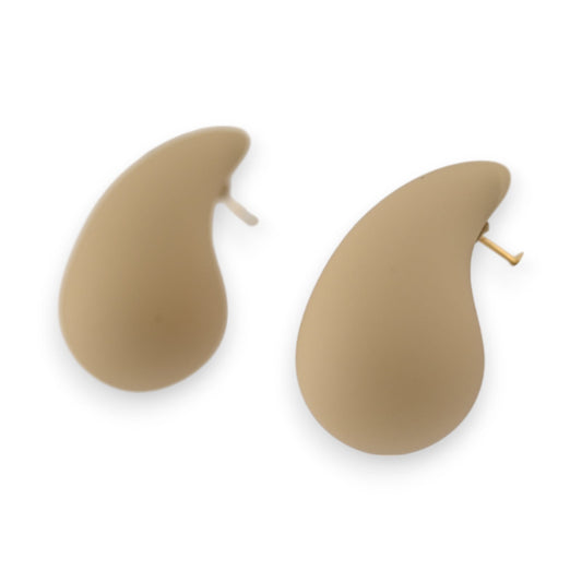 Moderne, tropfenförmige Ohrringe in maulwurfsgrauer Farbe. Minimalistische, matte Oberfläche mit elegantem Design.