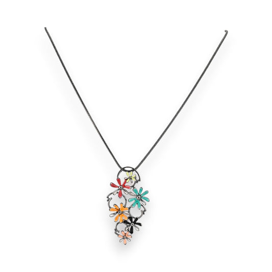 Silberne Halskette mit buntem Blumenanhänger aus Metall, mehrfarbige Blüten in Rot, Türkis, Orange und Schwarz