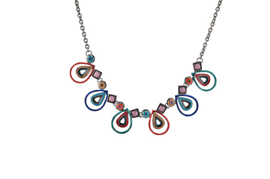 Mehrfarbige Modekette mit bunten Tropfenformen und geometrischen Elementen aus Metall und Emaille an silberner Kette