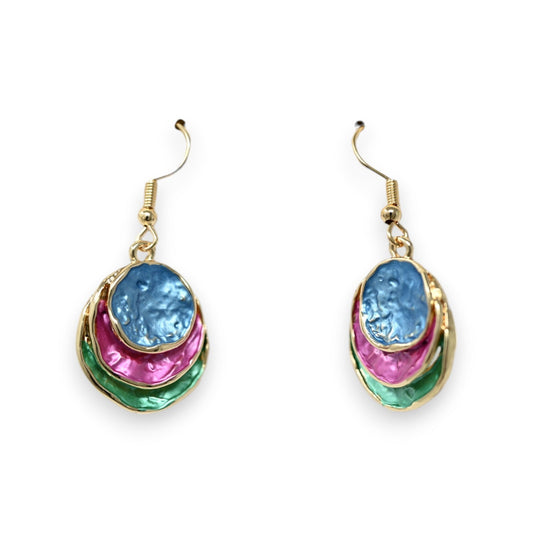 Bunte Ohrringe mit mehrschichtigen runden Anhängern in Blau, Pink und Grün, goldener Rand, textierte Oberfläche