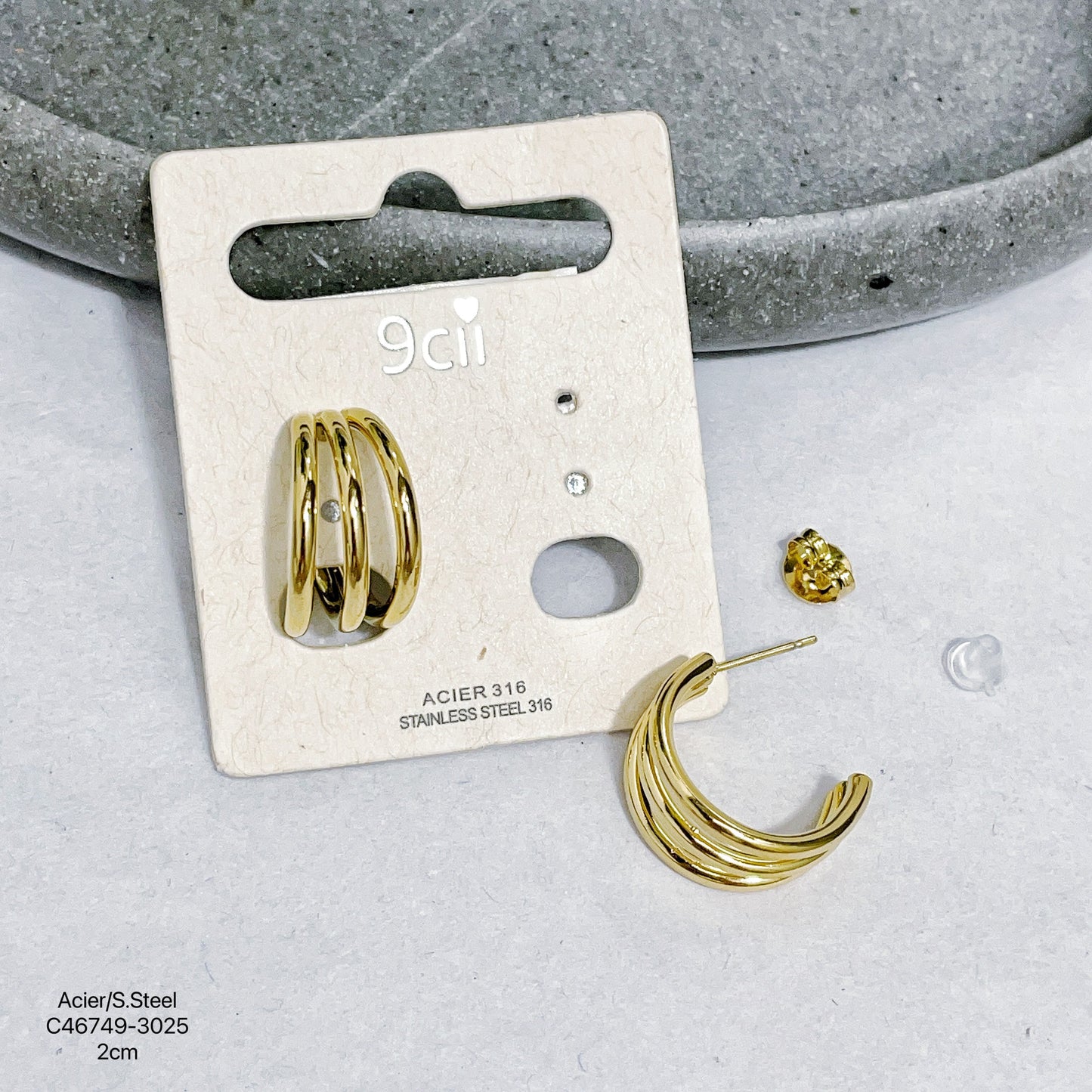 Mehrreihige goldene Creolen aus Edelstahl auf Produktkarte, 9ct Markierung, 2cm Größe, Stainless Steel 316