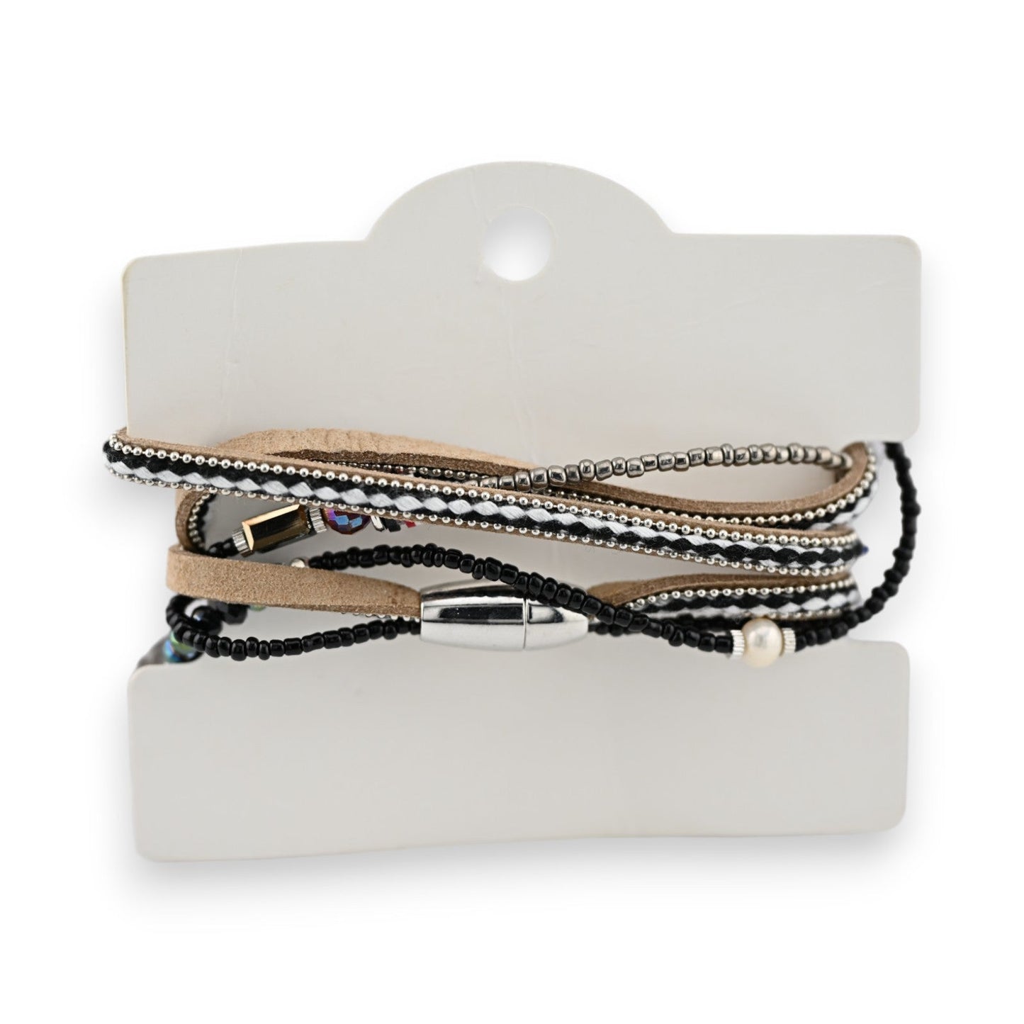 Mehrreihiges Armband mit schwarzen Perlen, silbernen Ketten und Verschlüssen auf weißem Halter, modischer Schmuck