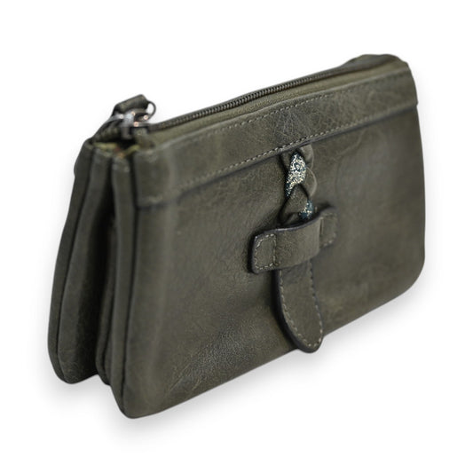 Mehrtaschige Geldbörse aus grünem Leder mit Reißverschluss und Schnallenverschluss, Seitenansicht, Produktfotografie