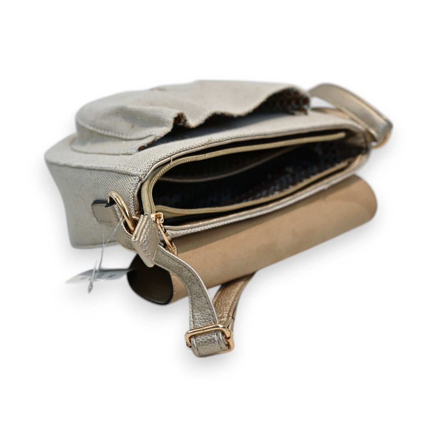 Goldene Schultertasche mit Lurex-Effekt, geöffneter Reißverschluss und verstellbarem Riemen, elegantes Design