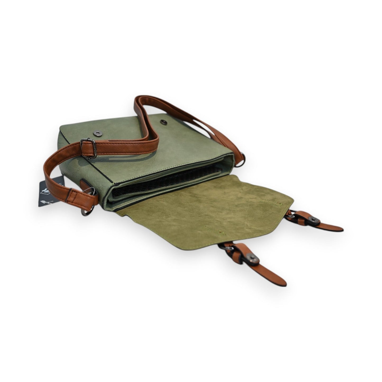 Grüne Leder-Schultertasche mit braunen Riemen, geöffnet zeigt Innenfach und Klappe, auf weißem Hintergrund