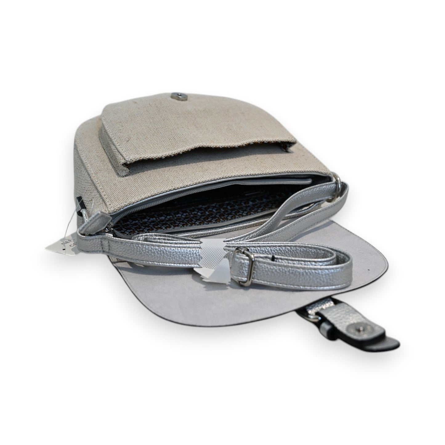 Elegante Umhängetasche aus beigem Leinen und silbernem Leder, geöffnet mit sichtbarem Innenfutter und Schulterriemen