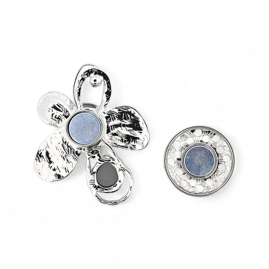 Moderne Blume mit multitexturierten grauen und silbernen Blütenblättern - raffinierte Design-Brosche