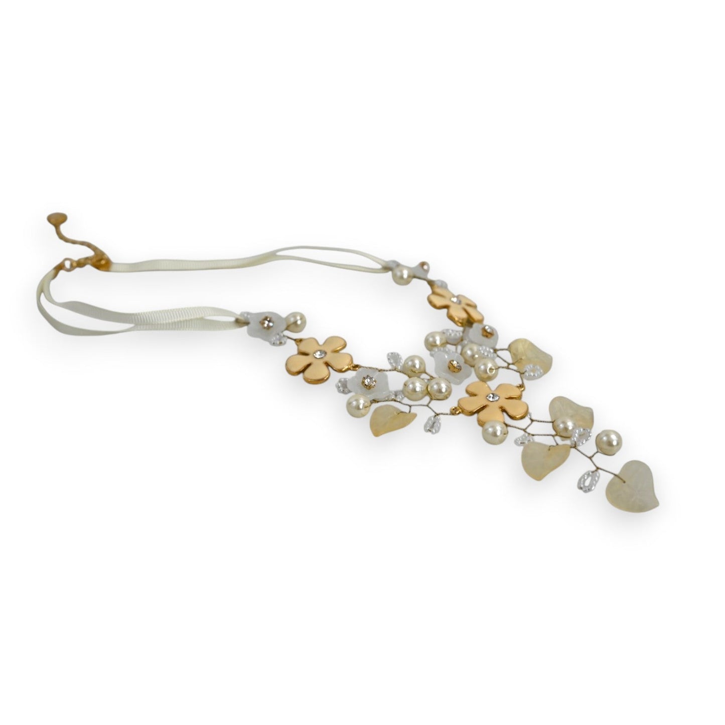 Elegante Halskette mit goldenen und elfenbeinfarbenen Blumen, Herzen und Perlen auf weißem Band, feminine Schmuckkreation