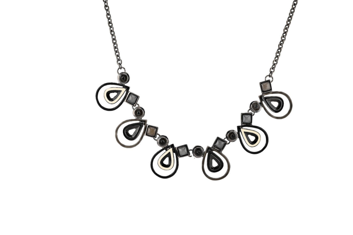 Elegante Halskette mit schwarz-weißen Tropfenanhängern, geometrischen Formen und Metallkette, moderner Schmuck