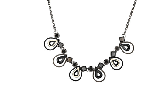 Elegante Halskette mit schwarz-weißen Tropfenanhängern, geometrischen Formen und Metallkette, moderner Schmuck