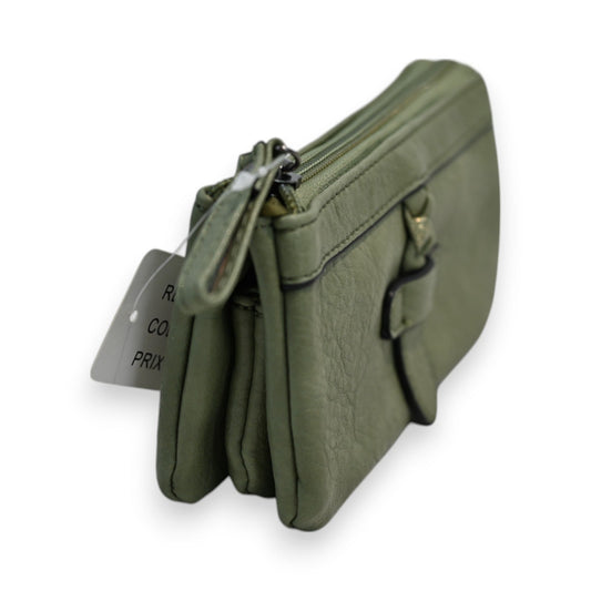 Grüne Multitaschen-Geldbörse aus Leder mit Reißverschluss und Preisschild, seitliche Ansicht auf weißem Hintergrund