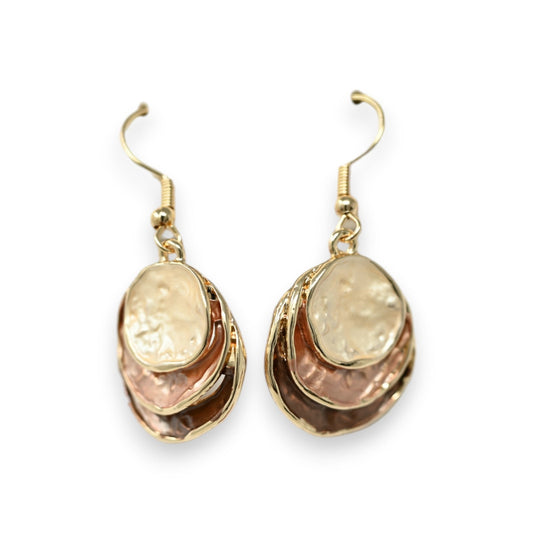 Goldene Ohrringe mit mehrschichtigen runden Anhängern in Braun- und Goldtönen, elegant und reliefiert gestaltet