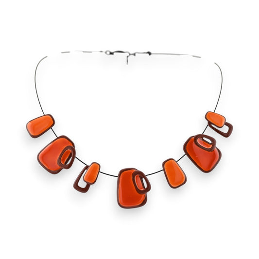 Moderne geometrische Halskette mit orangefarbenen Glasformen und schwarzem Metalldraht, Designerschmuck von Ikita