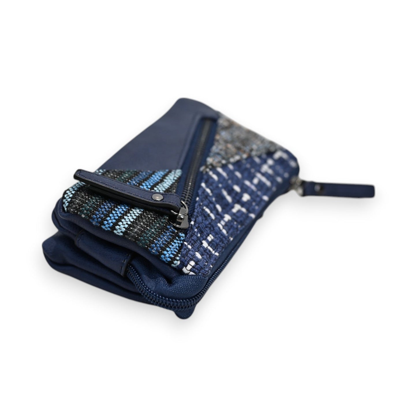 Blaue Patchwork-Geldbörse mit Reißverschluss und verschiedenen Stoffmustern in Blau- und Grautönen auf weißem Hintergrund