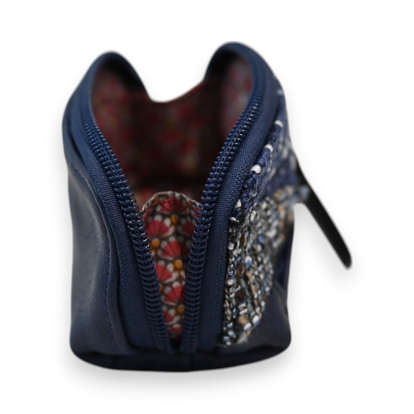 Blaue Patchwork-Geldbörse mit Reißverschluss, floraler Innenfutter und dekorativen Elementen, Detailansicht