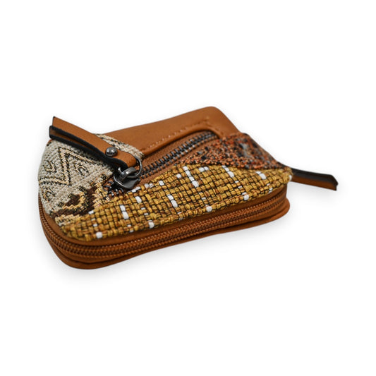 Handgefertigte Patchwork-Geldbörse in Kamelfarbe mit Reißverschluss, bestehend aus Leder und gewebten Stoffen
