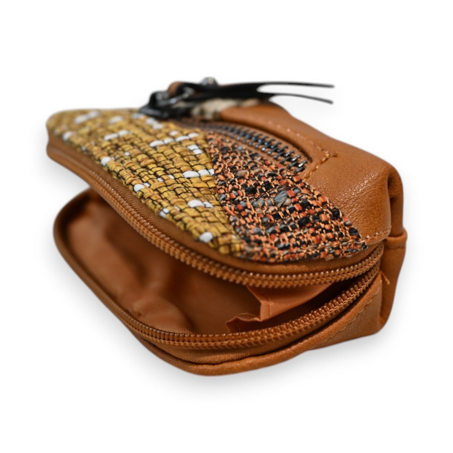 Handgefertigte Patchwork-Geldbörse in Camel mit bunten Webmustern, Reißverschluss und Lederdetails