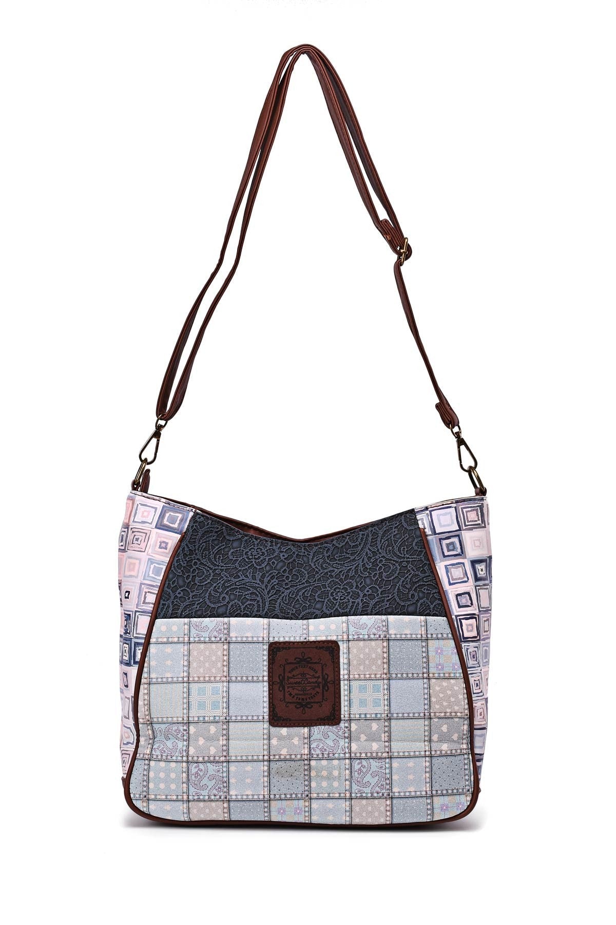 Patchwork-Handtasche mit braunem Riemen, blau-weißem Muster und geometrischen Formen, stilvolle Umhängetasche