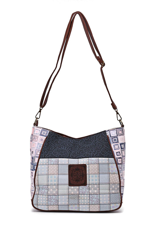 Patchwork-Handtasche mit braunem Riemen, blau-weißem Muster und geometrischen Formen, stilvolle Umhängetasche