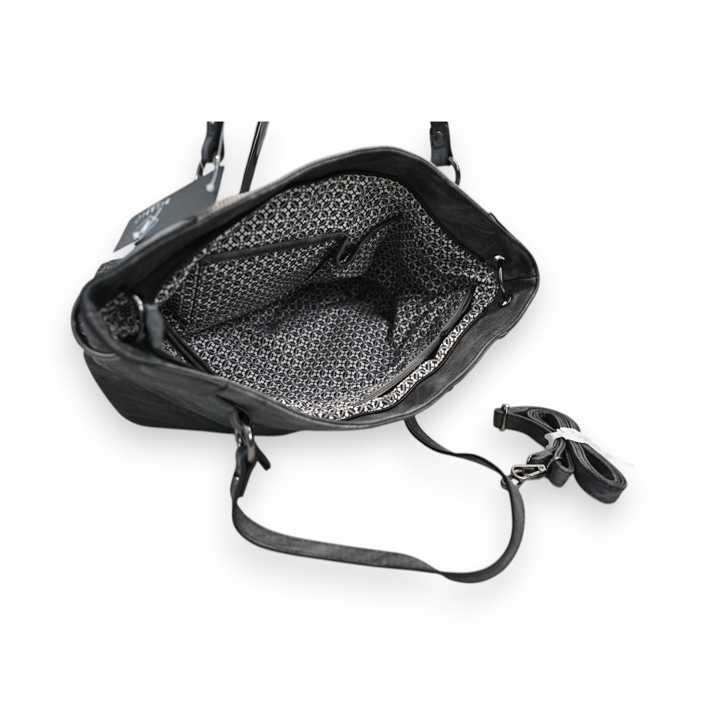 Geöffnete schwarze Lederhandtasche mit grau-schwarzem Patchwork-Innenfutter, Reißverschluss und verstellbarem Schulterriemen