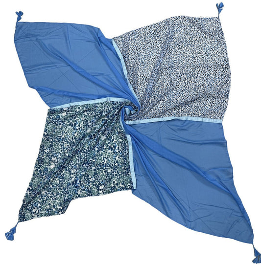 Quadratisches Patchwork-Tuch in Blautönen mit Blumenmuster und einfarbigen Flächen, Quasten an den Ecken