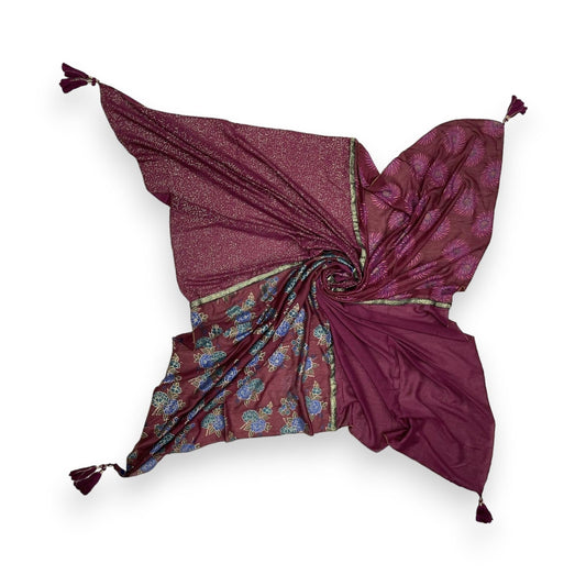 Eleganter Patchwork-Schal in Bordeaux mit Blumenmuster, Glitzer und Quasten, verschiedene Texturen und Designs