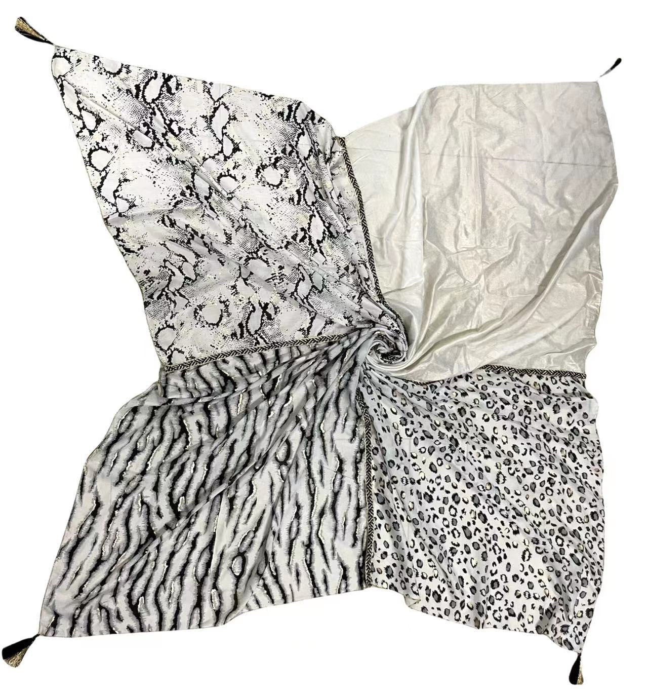 Quadratischer Patchwork-Schal mit Tiermuster: Schlangenhaut, Zebra, Leopard in Schwarz-Weiß, Quasten an den Ecken