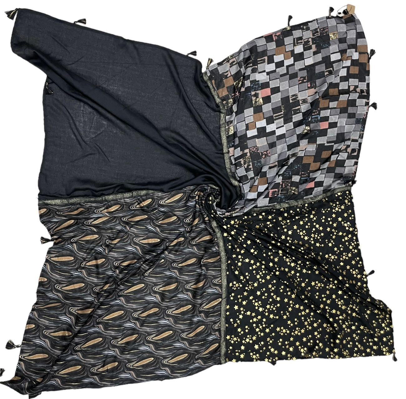 Quadratisches Patchwork-Tuch mit schwarzen, grauen und goldenen Mustern: Schachbrett, Sterne, abstrakte Formen und einfarbig