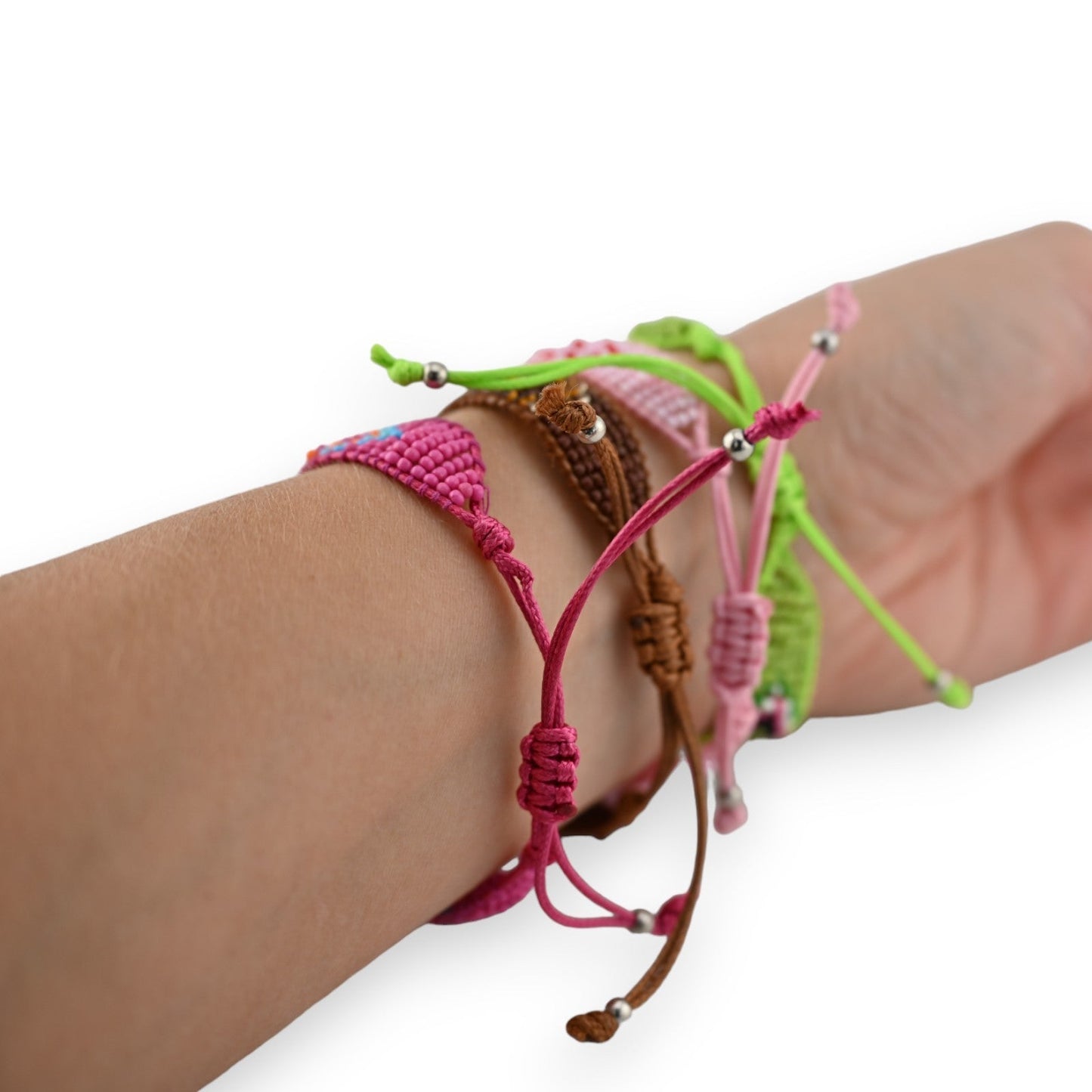 Set von 4 bunten geflochtenen Armbändern mit Perlen auf Handgelenk: pink, braun, hellrosa und grün, verstellbare Größe