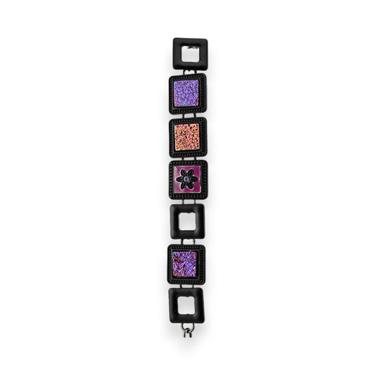 Quadratisches Armband mit violetten und rosa Glitzerelementen, schwarzer Blume und Metallrahmen, moderner Stil
