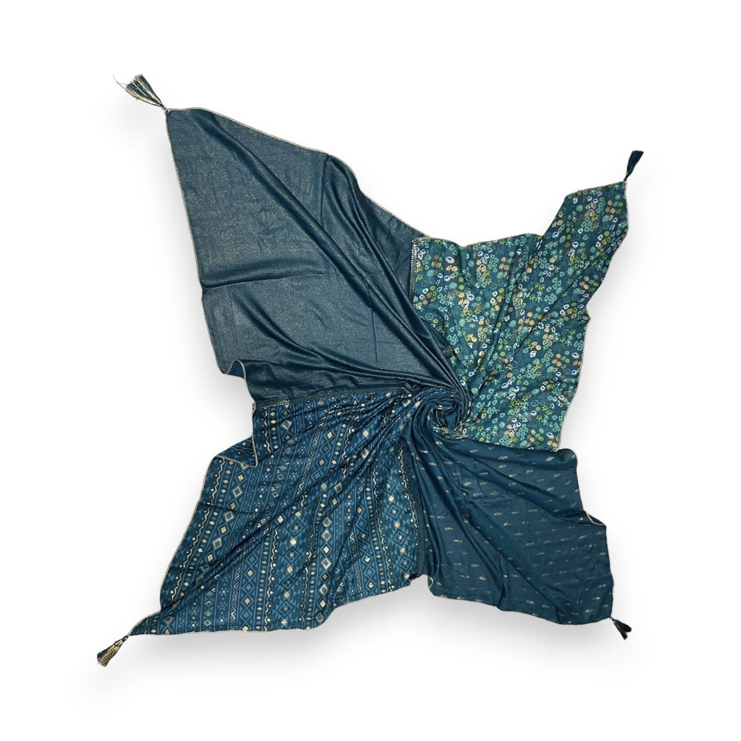 Quadratisches Patchwork-Tuch in Blautönen mit ethnischen Mustern und Blumenprints im Liberty-Stil, ideal als Accessoire